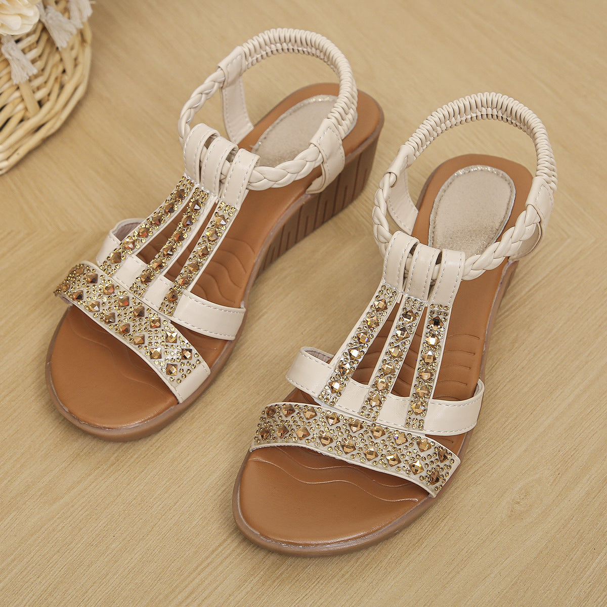 🚨 𝐃𝐄𝐑𝐍𝐈𝐄𝐑 𝐉𝐎𝐔𝐑 : 𝟖𝟎 % 𝐃𝐄 𝐑É𝐃𝐔𝐂𝐓𝐈𝐎𝐍 : ✨ Sandales compensées élégantes avec strass 👡 Soutien de la voûte plantaire | Faciles à enfiler | Confort optimal toute la journée 😎